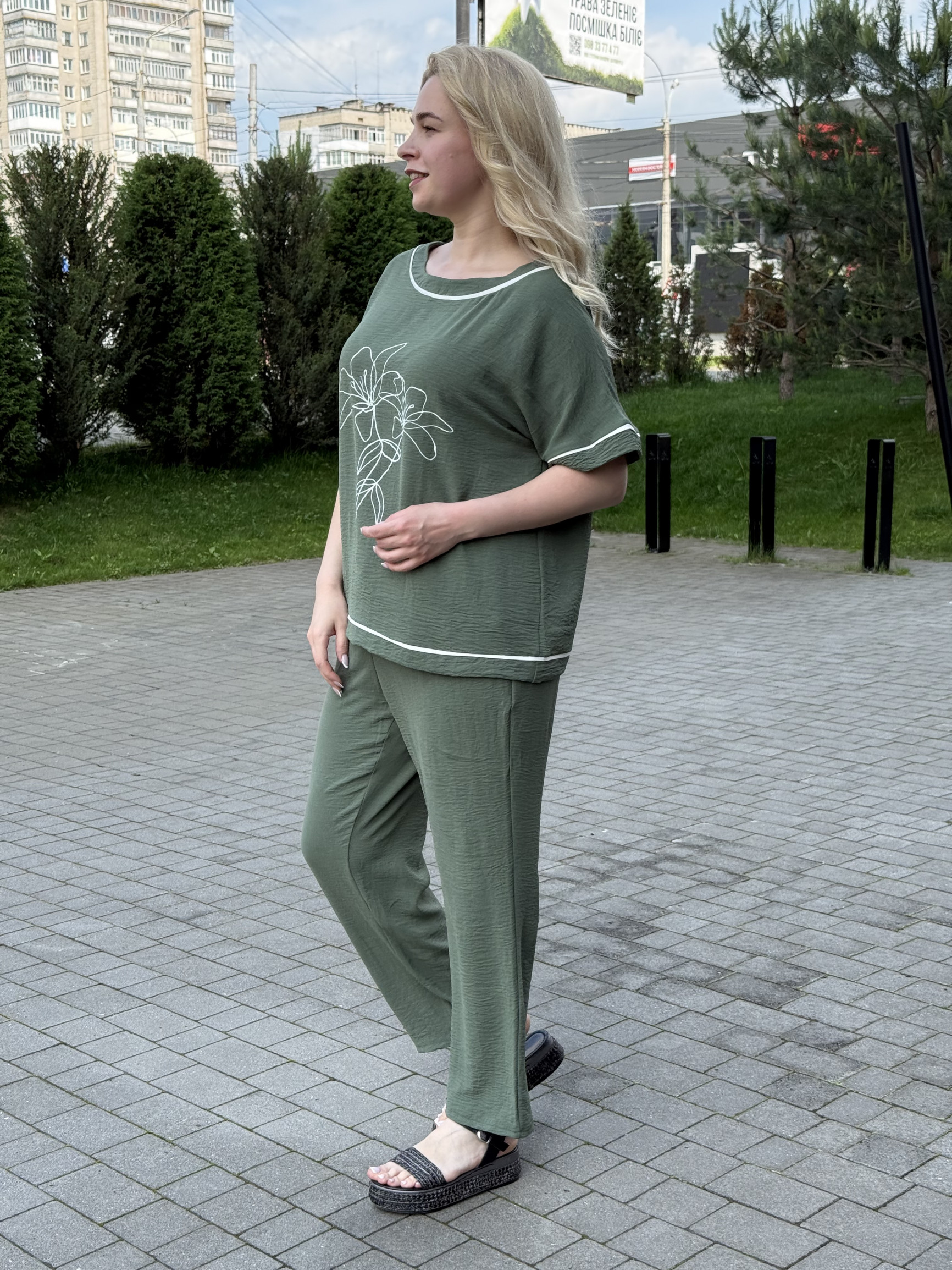 Літній жіночий костюм